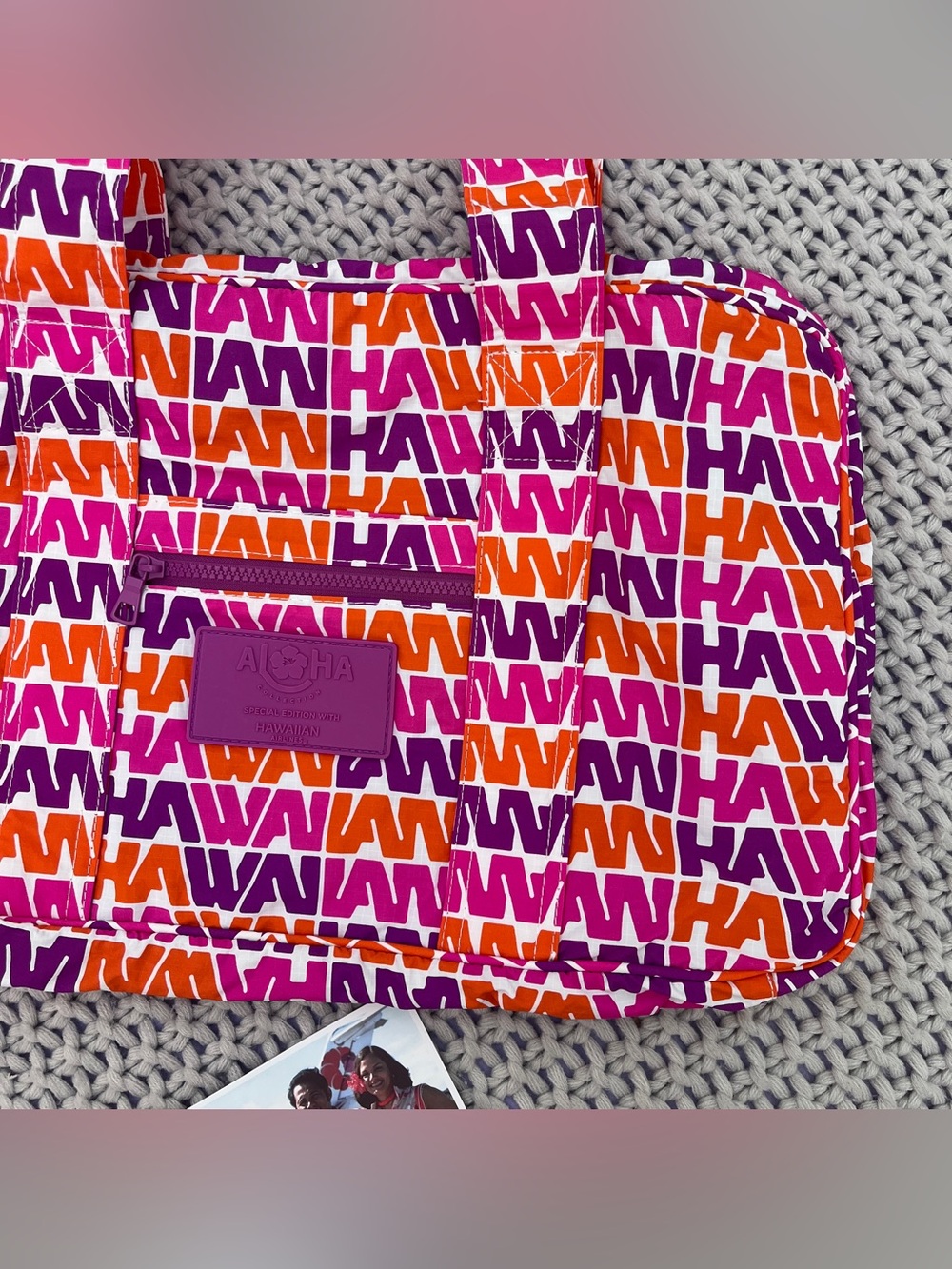 ALOHA Collection• HAWAIIAN AIRLINES KEEP IT LIGHT WEEKENDER In VINTAGE HAWAIIAN - Picture 2 of 9